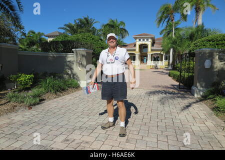 Apollo Beach, FL, USA. 20. Oktober 2016. Kampagne Freiwilligen Bob Emerson Kampagnen für Trump in einer Einfahrt in Apollo Beach, USA, 20. Oktober 2016. Foto: MAREN HENNEMUTH/Dpa/Alamy Live News Stockfoto