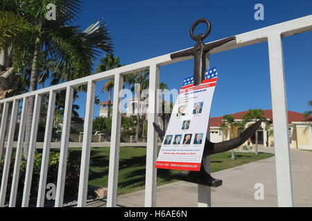 Apollo Beach, FL, USA. 20. Oktober 2016. Ein Flyer für die republikanischen Kandidaten für die Wahl 08 November in Florida kann auf ein Tor in Apollo Beach, USA, 20. Oktober 2016 zu sehen. Foto: MAREN HENNEMUTH/Dpa/Alamy Live News Stockfoto