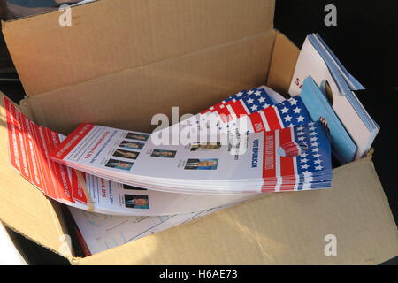 Apollo Beach, FL, USA. 20. Oktober 2016. Flyer der Kampagne für die republikanischen Kandidaten Apollo Beach, USA, 20. Oktober 2016 entnehmen. Foto: MAREN HENNEMUTH/Dpa/Alamy Live News Stockfoto