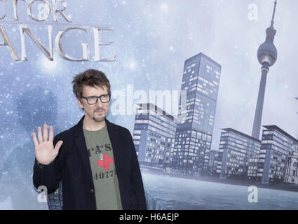 Berlin, Deutschland. 26. Oktober 2016. Regisseur Scott Derrickson steht bei einem Fototermin für den Film "Doctor Strange" in Berlin, Deutschland, 26. Oktober 2016. Foto: Jörg CARSTENSEN/Dpa/Alamy Live News Stockfoto