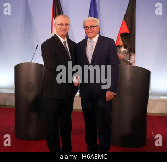 Berlin, Berlin, Deutschland. 26. Oktober 2016. Der deutsche Außenminister Frank-Walter Steinmeier und der palästinensische Ministerpräsident Rami Hamdallah halten gemeinsamen Pressekonferenz in Berlin am 26. Oktober 2016 Credit: Premierminister Büro/APA Bilder/ZUMA Draht/Alamy Live News Stockfoto