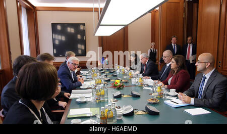 Berlin, Berlin, Deutschland. 26. Oktober 2016. Der deutsche Außenminister Frank-Walter Steinmeier trifft sich mit palästinensischen Ministerpräsidenten Rami Hamdallah in Berlin am 26. Oktober 2016 Credit: Premierminister Büro/APA Bilder/ZUMA Draht/Alamy Live News Stockfoto