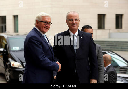 Berlin, Berlin, Deutschland. 26. Oktober 2016. Der deutsche Außenminister Frank-Walter Steinmeier begrüßt palästinensische Ministerpräsident Rami Hamdallah für Gespräche in Berlin am 26. Oktober 2016 Credit: Premierminister Büro/APA Bilder/ZUMA Draht/Alamy Live News Stockfoto