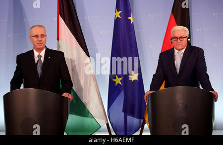 Berlin, Berlin, Deutschland. 26. Oktober 2016. Der deutsche Außenminister Frank-Walter Steinmeier und der palästinensische Ministerpräsident Rami Hamdallah halten gemeinsamen Pressekonferenz in Berlin am 26. Oktober 2016 Credit: Premierminister Büro/APA Bilder/ZUMA Draht/Alamy Live News Stockfoto