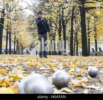 Berlin, Deutschland. 26. Oktober 2016. Oliver spielt Boule mit einem Freund in den Lustgarten in Berlin, Deutschland, 26. Oktober 2016. Foto: PAUL ZINKEN/Dpa/Alamy Live News Stockfoto