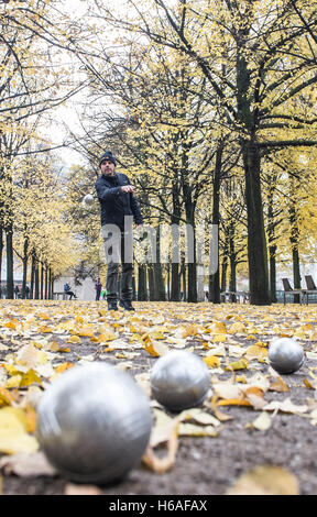 Berlin, Deutschland. 26. Oktober 2016. Oliver spielt Boule mit einem Freund in den Lustgarten in Berlin, Deutschland, 26. Oktober 2016. Foto: PAUL ZINKEN/Dpa/Alamy Live News Stockfoto