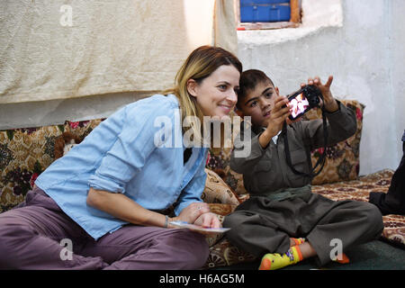 EXKLUSIV - UNICEF-Botschafterin Eva Padberg besucht die Familie von neun-jährige Murat in einem Flüchtlingslager für syrische Flüchtlinge in der Region Dohuk, Irak, 19. Oktober 2016. Murat erhielt eine kleine Kamera von UNICEF, die er verwendet, um alles zu fotografieren. Lernt sie über die Arbeit der Hilfsorganisation, die 200.000 Flüchtlinge in den nächsten Wochen durch die Rückeroberung der Stadt Mosul erwartet. Material, insbesondere für die Wasserversorgung und Hygiene, wird in die Region gebracht. Impfung-Teams sind auch auf Abruf. Foto: JENS KALAENE/dpa Stockfoto