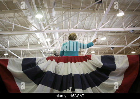 Florida, USA. 26. Oktober 2016. Hillary Clinton spricht bei einer frühen Abstimmung Kundgebung am Elisabeth W. Erling Gymnasium am Palm Beach State College in Lake Worth Mittwoch, 26. Oktober 2016. Bildnachweis: Bruce R. Bennett/der Palm Beach Post/ZUMA Draht/Alamy Live-Nachrichten Stockfoto