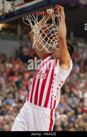 Belgrad, Serbien. 26. Oktober 2016. Korb Euroleague 2016/2017 Bjelica Milko Crvena Zvezda – Barcelona Basketball Euroleague 2016/2017, Belgrad, Serbien. 26. Oktober 2016. in Belgrad Arena. Nikola Krstic Bildnachweis: Nikola Krstic/Alamy Live-Nachrichten Stockfoto