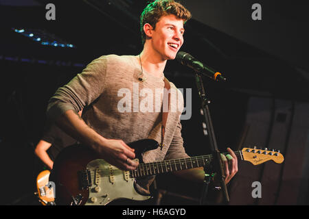 Kingston, UK, London. 26. Oktober 2016. Kanadische Singer-Songwriterin SHAWN MENDES führt eine exklusive Show auf dem Hippodrom zur Feier der Veröffentlichung seines neuen Albums "Illuminate" © Myles Wright/ZUMA Draht/Alamy Live News Stockfoto