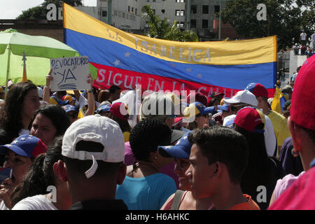 Valencia in Carabobo, Venezuela. 26. Oktober 2016. 26. Oktober 2016 - Valencia, Carabobo, Venezuela - 26. Oktober 2016 - Valencia, Valencia Carabobo, Venezuela - 25. Oktober 2016 - Carabobo, Venezuela - marschierten die Opposition von der Rückrufaktion in Venezuela. Der Marsch fand gleichzeitig in allen Städten. Die Führung der Opposition kündigt neue Straßenaktionen den nächsten Tagen, inklusive einen 12-Stunden-Generalstreik bundesweit. In Valencia nahm das Publikum die Autobahn verursacht Verkehrschaos in der ganzen Stadt. In Valencia, Venezuela. Bildnachweis: Juan Carlos Hernandez/ZUMA Draht/Alamy Live-Nachrichten Stockfoto