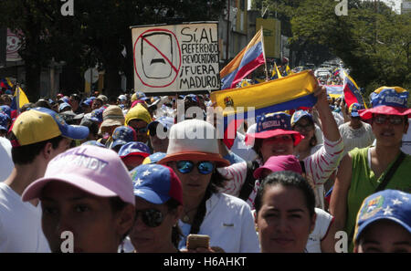 Valencia in Carabobo, Venezuela. 26. Oktober 2016. 26. Oktober 2016 - Valencia, Carabobo, Venezuela - 26. Oktober 2016 - Valencia, Valencia Carabobo, Venezuela - 25. Oktober 2016 - Carabobo, Venezuela - marschierten die Opposition von der Rückrufaktion in Venezuela. Der Marsch fand gleichzeitig in allen Städten. Die Führung der Opposition kündigt neue Straßenaktionen den nächsten Tagen, inklusive einen 12-Stunden-Generalstreik bundesweit. In Valencia nahm das Publikum die Autobahn verursacht Verkehrschaos in der ganzen Stadt. In Valencia, Venezuela. Bildnachweis: Juan Carlos Hernandez/ZUMA Draht/Alamy Live-Nachrichten Stockfoto