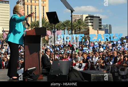 Tampa, Florida, USA. 26. Oktober 2016. 26. Oktober 2016 - Tampa, Florida, Vereinigte Staaten von Amerika - demokratischen Präsidentschaftskandidaten Hillary Clinton spricht auf eine frühzeitige Abstimmung Kampagne Kundgebung am Curtis Hixon Waterfront Park in Tampa, Florida am 26. Oktober 2016, ihren 69. Geburtstag. Bildnachweis: Paul Hennessy/Alamy Live-Nachrichten Stockfoto