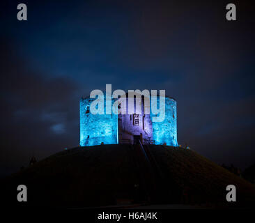 York, UK. 26. Oktober 2016. Erste Nacht des leuchtenden York Festivals die ikonischen Gebäude mit Licht Malerei und Installationen von internationalen Künstlern sieht. Foto zeigt den ikonischen Cliffords Tower im Licht von LumenPulse gebadet. Das Festival läuft bis Samstag, den 29. Oktober. Foto Bailey-Cooper Fotografie/Alamy Live-Nachrichten Stockfoto