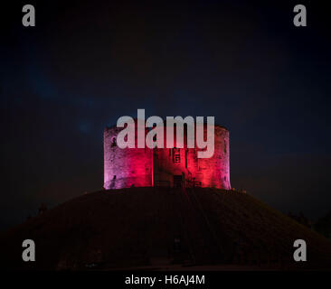 York, UK. 26. Oktober 2016. Erste Nacht des leuchtenden York Festivals die ikonischen Gebäude mit Licht Malerei und Installationen von internationalen Künstlern sieht. Foto zeigt den ikonischen Cliffords Tower im Licht von LumenPulse gebadet. Das Festival läuft bis Samstag, den 29. Oktober. Foto Bailey-Cooper Fotografie/Alamy Live-Nachrichten Stockfoto