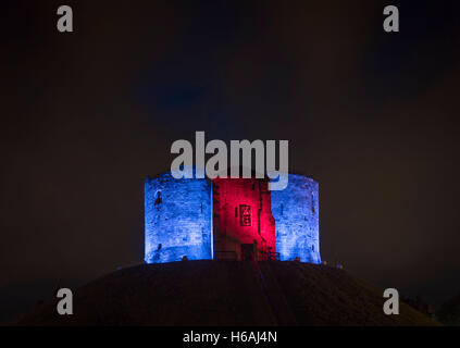 York, UK. 26. Oktober 2016. Erste Nacht des leuchtenden York Festivals die ikonischen Gebäude mit Licht Malerei und Installationen von internationalen Künstlern sieht. Foto zeigt den ikonischen Cliffords Tower im Licht von LumenPulse gebadet. Das Festival läuft bis Samstag, den 29. Oktober. Foto Bailey-Cooper Fotografie/Alamy Live-Nachrichten Stockfoto