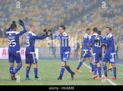 Kiew, Ukraine. 26. Oktober 2016. Fußballspieler (FC Dynamo Kyiv) feiern ein Ziel während der Cup der Ukraine-Runde 16 Spiel gegen Zorya Luhansk NSK Olimpiyskyi Stadium in Kiew, Ukraine. Bildnachweis: Oleksandr Prykhodko/Alamy Live-Nachrichten Stockfoto