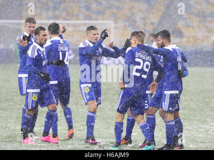 Kiew, Ukraine. 26. Oktober 2016. Fußballspieler (FC Dynamo Kyiv) feiern ein Ziel während der Cup der Ukraine-Runde 16 Spiel gegen Zorya Luhansk NSK Olimpiyskyi Stadium in Kiew, Ukraine. Bildnachweis: Oleksandr Prykhodko/Alamy Live-Nachrichten Stockfoto