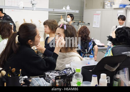 Tokio, Japan. 26. Oktober 2016. Modelle vorzubereiten für die internationale Zwerg Fashion Show in Shibuya am 26. Oktober 2016 in Tokio, Japan. Die Show mit 6 Modelle aus der ganzen Welt soll zeigen, dass Kleinwuchs ist eine Stärke. Die Entwürfe auf dem Display entstanden durch NYC Label, amerikanische Kleiderschrank. Bildnachweis: Michael Steinebach/AFLO/Alamy Live-Nachrichten Stockfoto