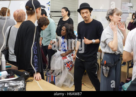 Tokio, Japan. 26. Oktober 2016. Modelle vorzubereiten für die internationale Zwerg Fashion Show in Shibuya am 26. Oktober 2016 in Tokio, Japan. Die Show mit 6 Modelle aus der ganzen Welt soll zeigen, dass Kleinwuchs ist eine Stärke. Die Entwürfe auf dem Display entstanden durch NYC Label, amerikanische Kleiderschrank. Bildnachweis: Michael Steinebach/AFLO/Alamy Live-Nachrichten Stockfoto