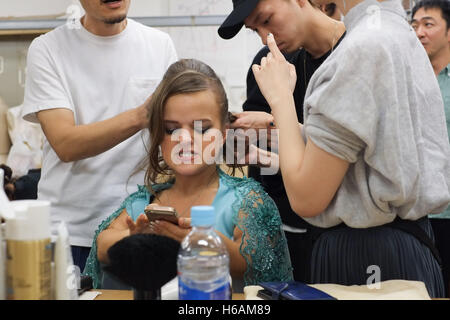 Tokio, Japan. 26. Oktober 2016. Modelle vorzubereiten für die internationale Zwerg Fashion Show in Shibuya am 26. Oktober 2016 in Tokio, Japan. Die Show mit 6 Modelle aus der ganzen Welt soll zeigen, dass Kleinwuchs ist eine Stärke. Die Entwürfe auf dem Display entstanden durch NYC Label, amerikanische Kleiderschrank. Bildnachweis: Michael Steinebach/AFLO/Alamy Live-Nachrichten Stockfoto