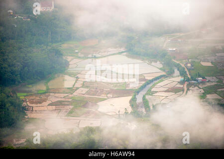 Landschaft von North Toraja bei Sonnenaufgang von Lolai. Stockfoto