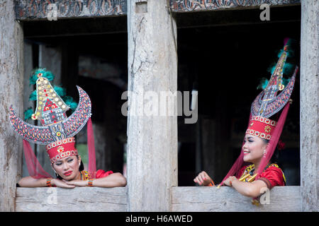 Toraja traditionelle Tänzer posieren für die Kamera mit farbenfrohen Tracht. Der Tanz namens Sanda Oni. Stockfoto