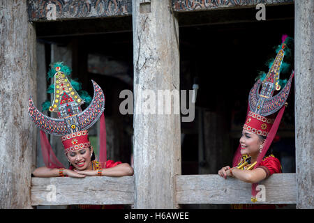 Toraja traditionelle Tänzer posieren für die Kamera mit farbenfrohen Tracht. Der Tanz namens Sanda Oni. Stockfoto