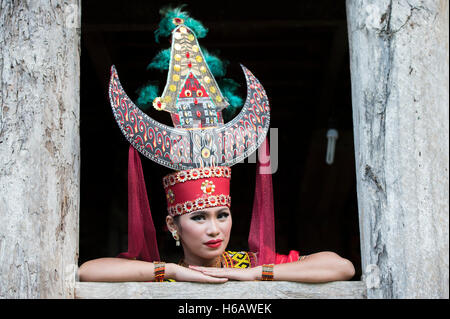 Toraja traditionelle Tänzer posieren für die Kamera mit farbenfrohen Tracht. Der Tanz namens Sanda Oni. Stockfoto