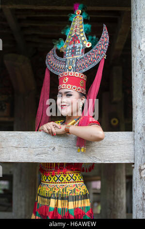 Toraja traditionelle Tänzer posieren für die Kamera mit farbenfrohen Tracht. Der Tanz namens Sanda Oni. Stockfoto