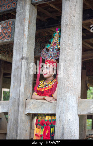 Toraja traditionelle Tänzer posieren für die Kamera mit farbenfrohen Tracht. Der Tanz namens Sanda Oni. Stockfoto