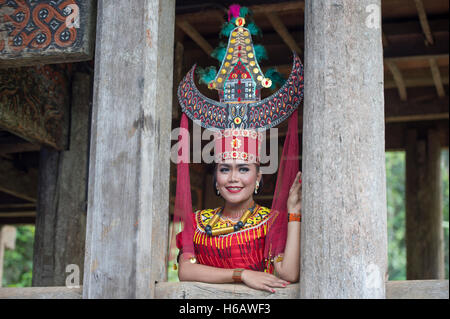 Toraja traditionelle Tänzer posieren für die Kamera mit farbenfrohen Tracht. Der Tanz namens Sanda Oni. Stockfoto