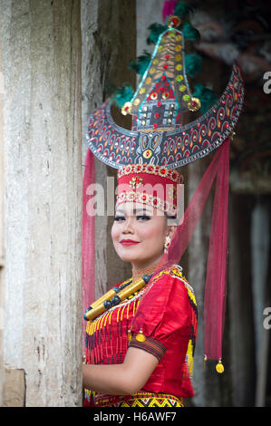 Toraja traditionelle Tänzer posieren für die Kamera mit farbenfrohen Tracht. Der Tanz namens Sanda Oni. Stockfoto