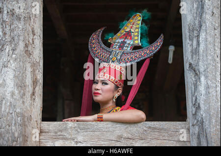 Toraja traditionelle Tänzer posieren für die Kamera mit farbenfrohen Tracht. Der Tanz namens Sanda Oni. Stockfoto