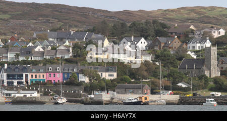 Panoramablick auf ein Dorf an der Küste in der Grafschaft Cork,. Das Dorf Baltimore, West Cork, Irland Stockfoto