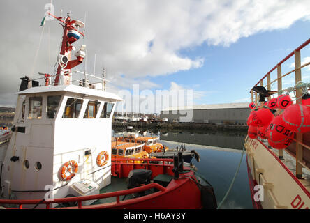 Brandbekämpfung Schiff und Notfall Schiffe bei Killybegs Hafen Co Donegal Ireland Stockfoto