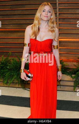 Sienna Miller besucht die 2014 Vanity Fair Oscar Party am 2. März 2014 in West Hollywood, Kalifornien. Stockfoto