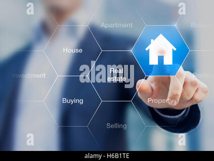 Immobilienmakler, die auf Knopfdruck mit einem Haus-Symbol auf einem transparenten Bildschirm Stockfoto