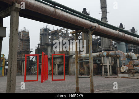 Inmitten von alten Fabrikanlagen bei 751D steht eine Skulptur des chinesischen Künstlers Zheng Hong. Park in 798 Art Zone in Peking, China. Stockfoto