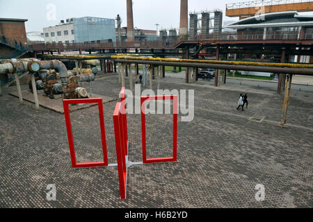 Inmitten von alten Fabrikanlagen bei 751D steht eine Skulptur des chinesischen Künstlers Zheng Hong. Park in 798 Art Zone in Peking, China. Stockfoto