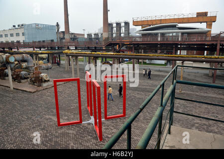 Inmitten der alten Fabrik Anlage nun 751D steht eine Skulptur des chinesischen Künstlers Zheng Hong. Park in den 798 Art Zone in Peking, China. Stockfoto