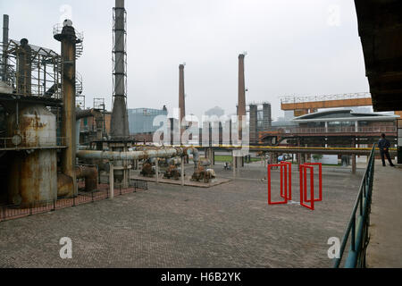 Inmitten von alten Fabrikanlagen bei 751D steht eine Skulptur des chinesischen Künstlers Zheng Hong. Park in 798 Art Zone in Peking, China. Stockfoto