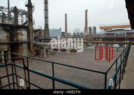 Inmitten von alten Fabrikanlagen bei 751D steht eine Skulptur des chinesischen Künstlers Zheng Hong. Park in 798 Art Zone in Peking, China. Stockfoto