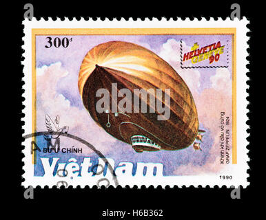 Briefmarke aus Vietnam, die Darstellung der Graf Zeppelin im Flug Stockfoto