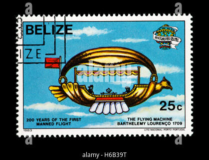 Briefmarke aus Belize Darstellung eine Flugmaschine von 1709, Zweihundertjahrfeier der ersten bemannten Flug. Stockfoto