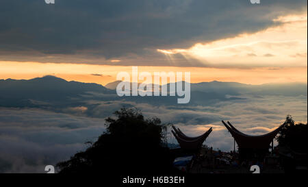 Silhouette der Toraja traditionelle Haus genannt Tongkonans bei Sonnenaufgang von Tongkonan Billa, Lolai, North Toraja, Indonesien. Stockfoto