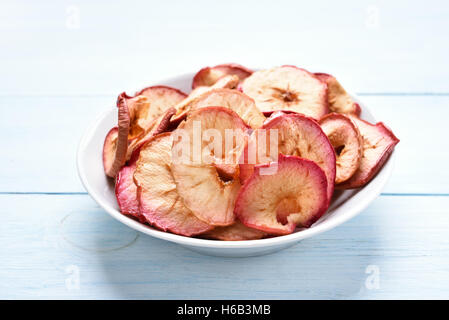 Äpfel-Chips in die Schüssel, snack Obst gesund Stockfoto