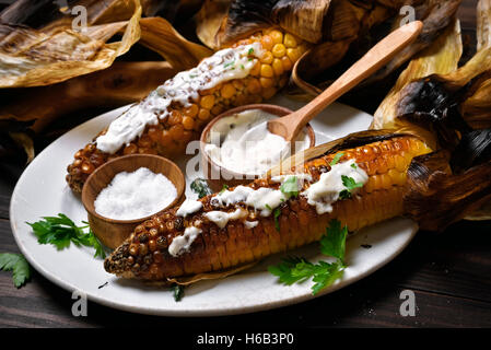 Gegrillter Mais Maiskolben und Sauce auf Teller Stockfoto