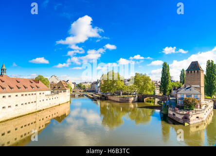 Straßburg, Türme der mittelalterlichen Brücke Ponts Couverts und Reflexion, Barrage Vauban. Elsass, Frankreich. Stockfoto