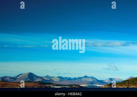 Die Cuillin, Loch Alsh und die Skye-Brücke aus Balmacarra, Skye & Lochalsh, Highland Stockfoto